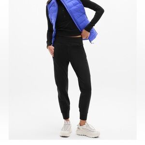 Athleta Rainier Mid Rise Fleece Lined Joggers in Black Size Medium